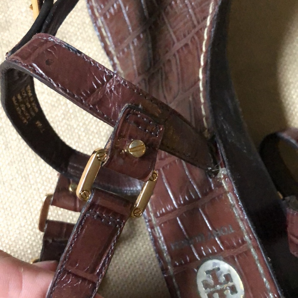 TORY BURCH brown thong gold accent sandals, 7.5 - Picture 9 of 10